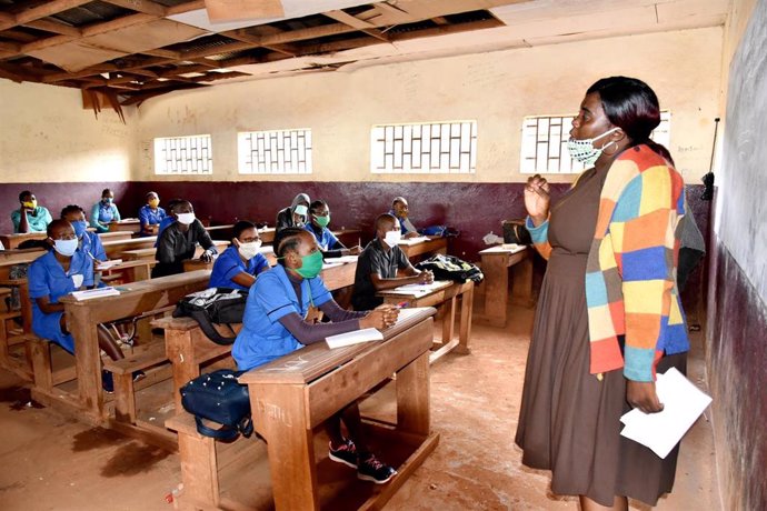 Un grupo de estudiantes atiende en una escuela de Yaounde, Camerún.