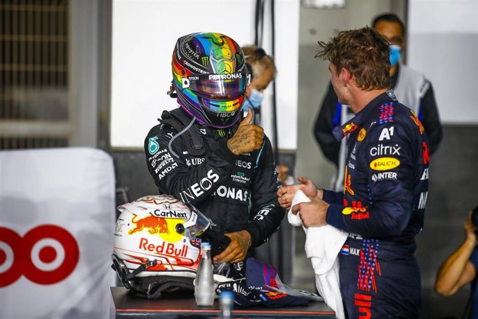 Verstappen y Hamilton se saludan tras el Gran Premio de Catar 2021