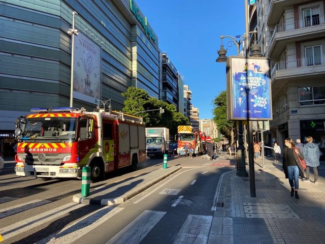 Bomberos intervienen en un incendio declarado en un portal de la calle Colón