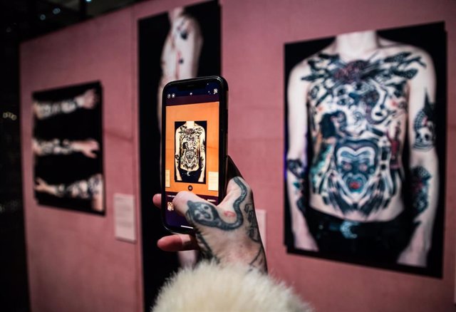 Producida y organizada por el Musée du quai Branly – Jaques Chirac de París y la Fundación ”la Caixa’’, suma más de 240 piezas de todo el mundo entre pinturas, dibujos, libros, siliconas con tinta, herramientas para tatuar, máscaras, fotografías o sellos