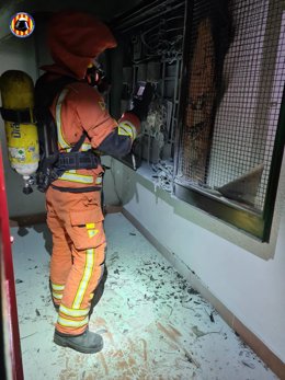 Un bombero provincial interviene en el incendio de unos contadores en Paterna