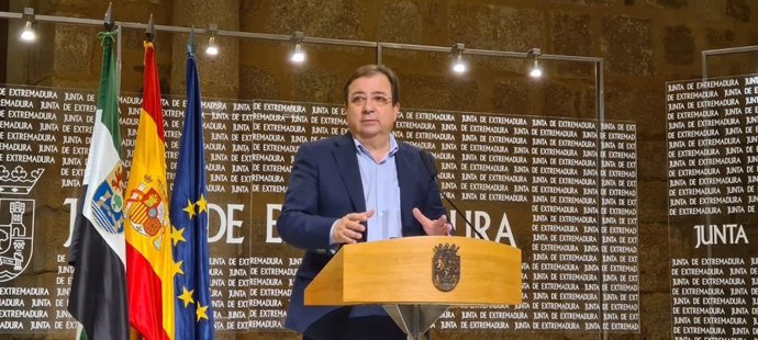 El presidente de la Junta de Extremadura, Guillermo Fernández Vara, anuncia cambios en su gobierno en rueda de prensa