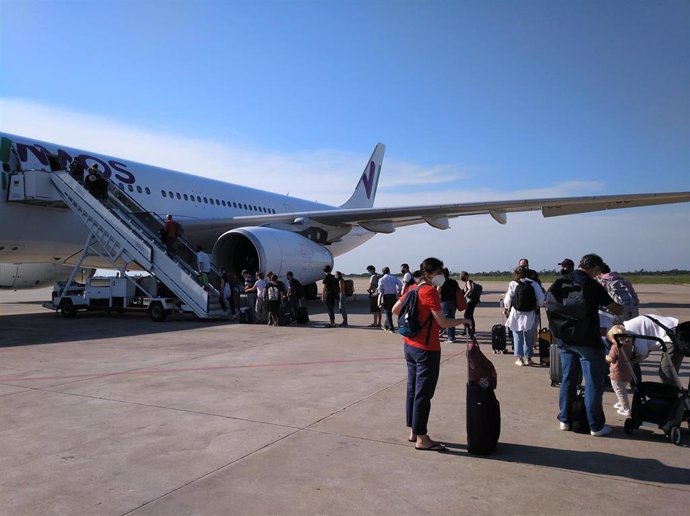 Avión con españoles atrapados en Mozambique por la aparición de la nueva variante de la COVID-19