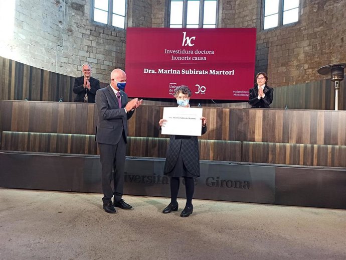 La UdG la ha reconocido por "haber iniciado y fresado un largo camino en el ámbito de los estudios de género y coeducación"