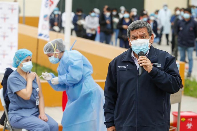 Archivo - Peru, Lima: Peruvian Minister of Health Hernando Cevallos (R) attends the application of a third dose of Coronavirus vaccine to frontline health workers. Photo: Karel Navarro/Peruvian Ministry of Health /dpa