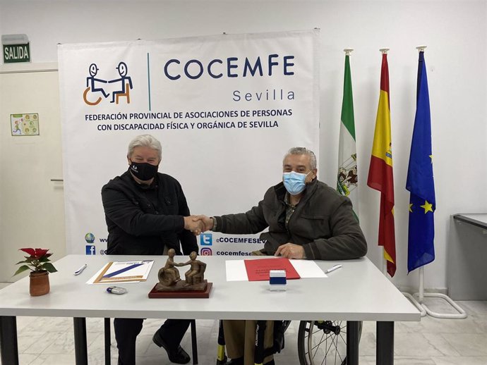 Firma del convenio en la sede de Cocemfe