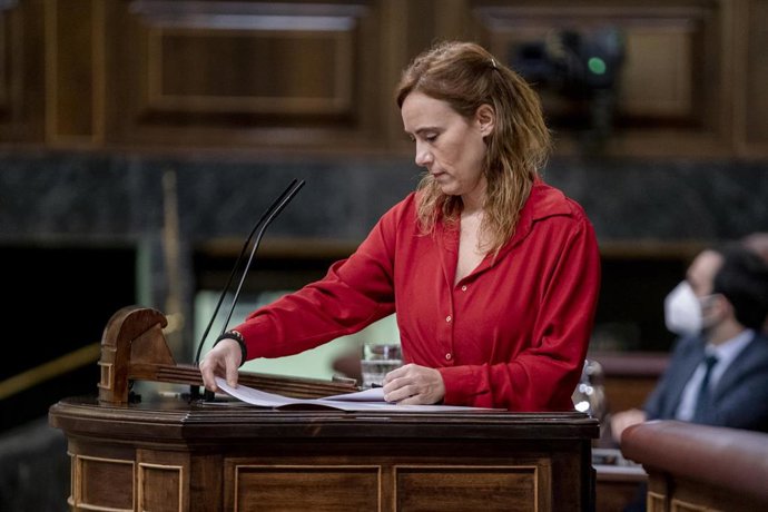 La diputada del PSOE, Sandra Guaita, interviene en una sesión plenaria, en el Congreso de los Diputados, a 2 de diciembre de 2021, en Madrid (España). El Pleno del Congreso vota este jueves tres decretos leyes que incluyen el nuevo impuesto sobre la plu