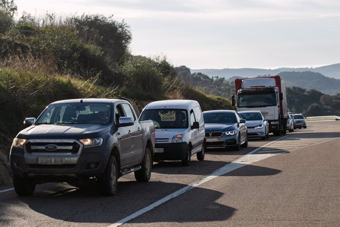 Atasco provocado por el corte de los trabajadores municipales convocado por no recibir sus nóminas, a 11 de noviembre de 2021, en Alburquerque, Badajoz, Extremadura, (España). Desde las 9 hasta las 11 de la mañana, empleados municipales del Ayuntamiento