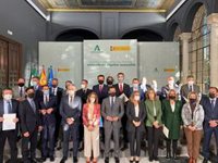 Gobierno y Junta firman un acuerdo con ayuntamientos para construir 1.219 viviendas en alquiler a precio asequible