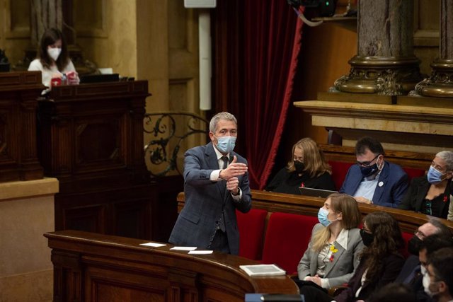 El conseller de Educación, Josep Gonzàlez-Cambray, en el pleno del Parlament en una imagen de archivo. 