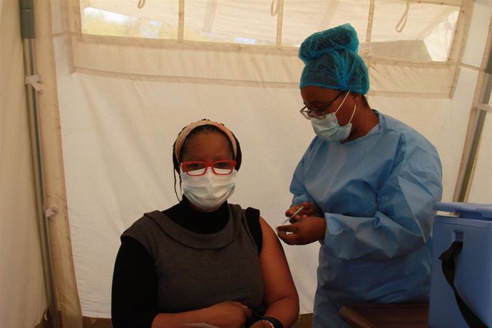 Archivo - Vacunación contra el coronavirus en Harare, Zimbabue