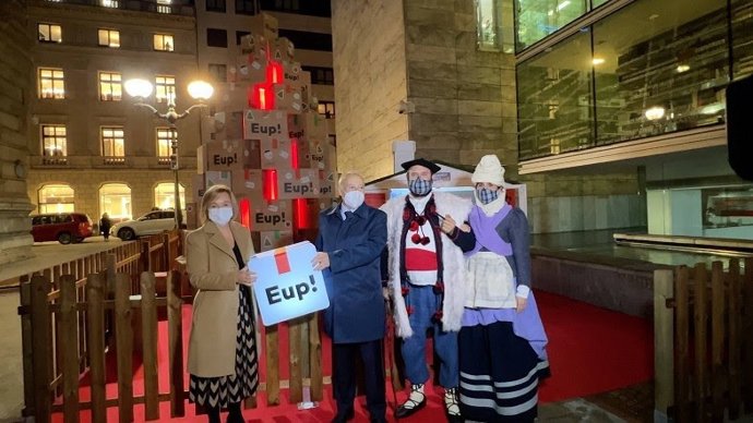 La diputada de Promoción Económica, Ainara Basurko, y el director general de BBK, Gorka Martínez, encienden el árbol navideño de EUP!