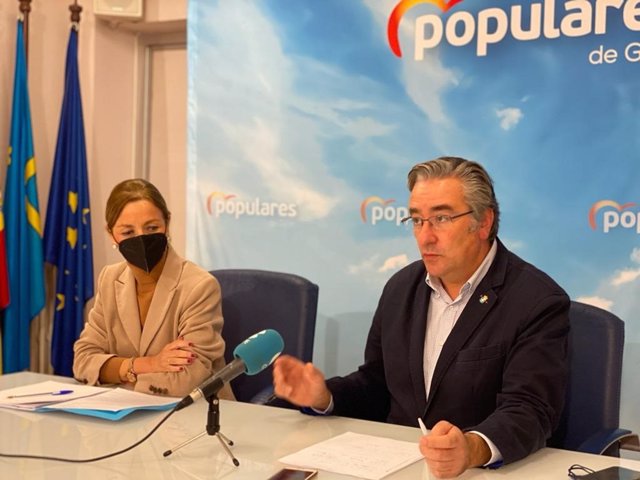 El presidente del PP de Gijón, Pablo González, en rueda de prensa con la edil 'popular' Ángeles Fernández-Ahúja, en la sede gijonesa del partido