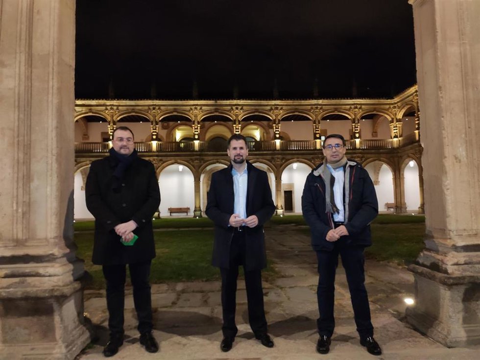 El secretario general del PSOECyL, Luis Tudanca (centro), junto al presidente de Asturias, Adrián Barbón (i), y el secretario provincial del PSOE en Salamanca, Fernando Pablos (d), en el Colegio Arzobispo Fonseca.
