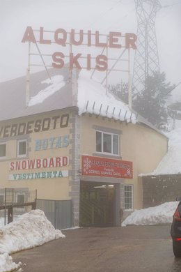 Un local de alquiler de esquís, en el Puerto de Navacerrada, a 1 de diciembre de 2021, en Cercedilla, Madrid (España). La apertura de Navacerrada para este invierno es todavía una incógnita y la estación se ha convertido en motivo de conflicto entre el 