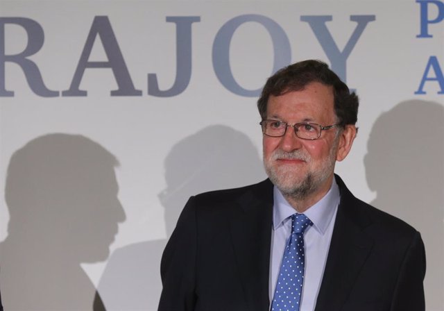 El expresidente del Gobierno Mariano Rajoy, posa en la presentación de su libro ‘La política para adultos’, en el Real Casino de Madrid, a 1 de diciembre de 2021, en Madrid (España). 