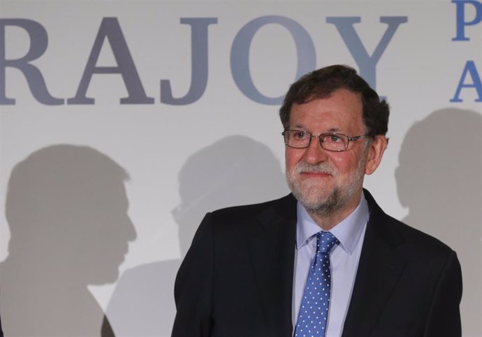 El expresidente del Gobierno Mariano Rajoy, posa en la presentación de su libro La política para adultos, en el Real Casino de Madrid, a 1 de diciembre de 2021, en Madrid (España). 