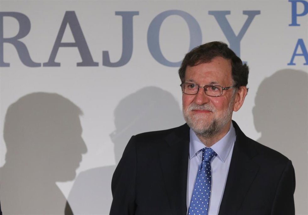 El expresidente del Gobierno Mariano Rajoy, posa en la presentación de su libro La política para adultos, en el Real Casino de Madrid, a 1 de diciembre de 2021, en Madrid (España). 