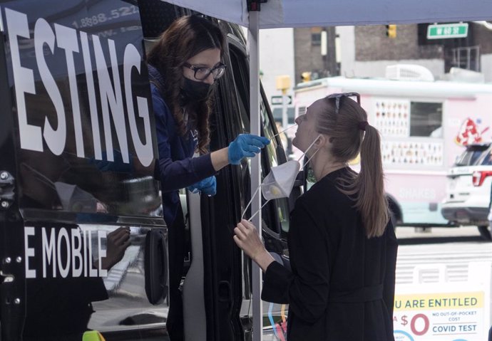 Archivo - 29 September 2021, US, New York: A health worker takes a swab from a woman for a coronavirus test at a Pop Up Testing Site in Columbus Circle in New York City. Photo: Debra L. Rothenberg/ZUMA Press Wire/dpa