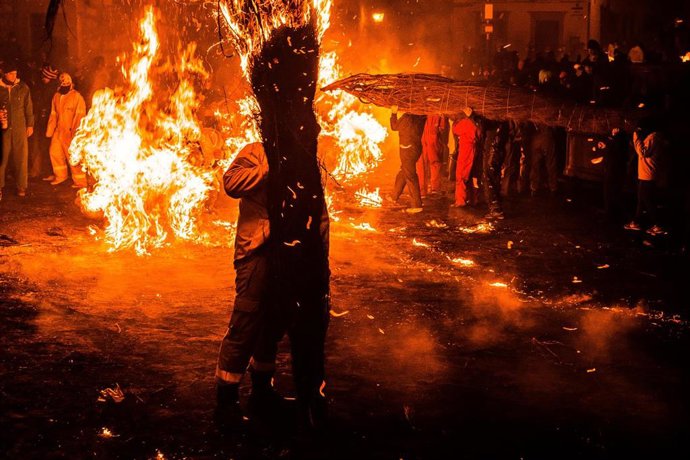 Archivo - Un momento de la fiesta de Los Escobazos en Jarandilla de la Vera.