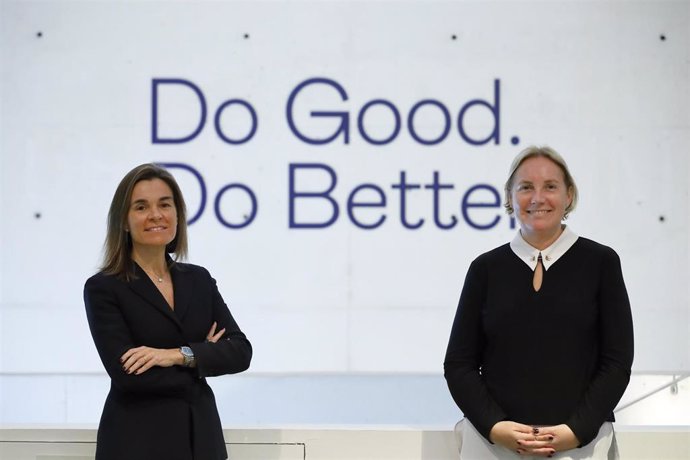 La presidente de Esade Alumni, Belén Moreu, junto a su predecesora, Maite Barrera.