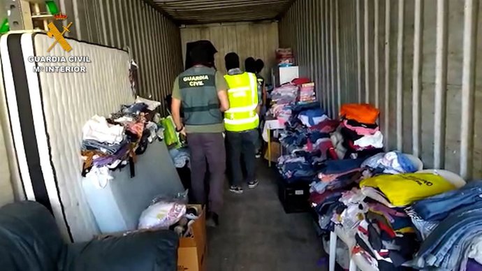 La Guardia Civil ha detenido a un hombre como autor de un delito de estafa por apropiarse de donaciones de La Palma y venderlas en tiendas de segunda mano.