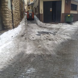 Archivo - Máquinas retiran nieve de las calles de Teruel.