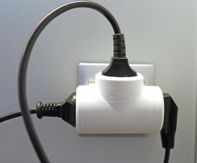 Archivo - Varios cables conectados a un 'ladrón' en un enchufe