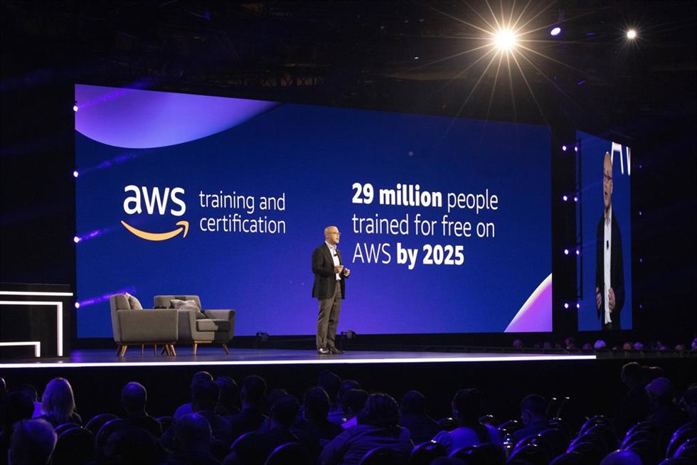 Doug Yeum, Director de AWS Partner Organization, habla durante una keynote de re:Invent 2021.