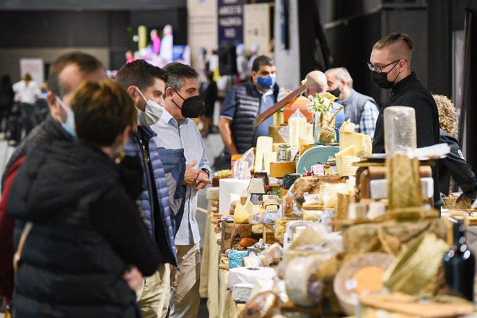 Varias personas observan diferentes platos en el espacio Barra Gourmet, de la feria Mediterránea Gastrónoma, en Feria Valencia, a 7 de noviembre de 2021, en Valencia, Comunidad Valenciana (España). La feria Mediterránea Gastrónoma celebra desde este d