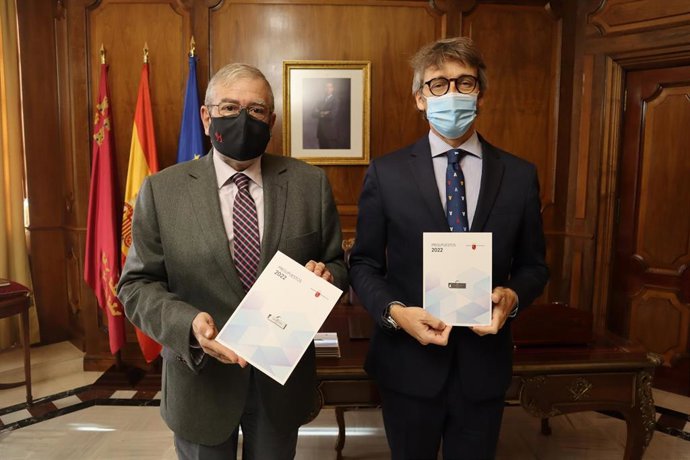 El consejero de Economía, Hacienda y Administración Digital, Luis Alberto Marín, y el presidente de la Asamblea Regional, Alberto Castillo, posan con los presupuestos