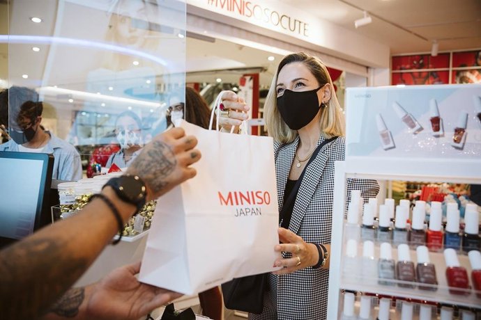 Priscila Betancort de compras en Miniso