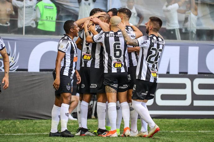 Archivo - HANDOUT - 20 October 2019, Brazil, Belo Horizonte: Atletico Mineiro players celebrate after scoring their side's second goal during the Brazilian Championship Serie A soccer match between Clube Atletico Mineiro and Santos FC at Estadio Raimund