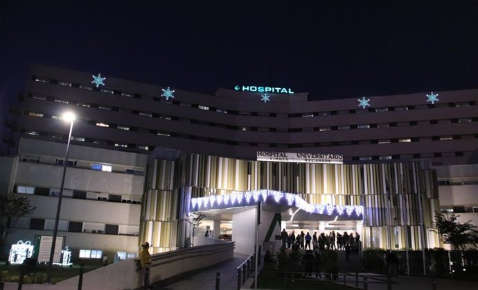 La fachada del Hospital Virgen Macarena de Sevilla decorado con las réplicas de las conocidas como mariquillas de la Virgen de la Esperanza.