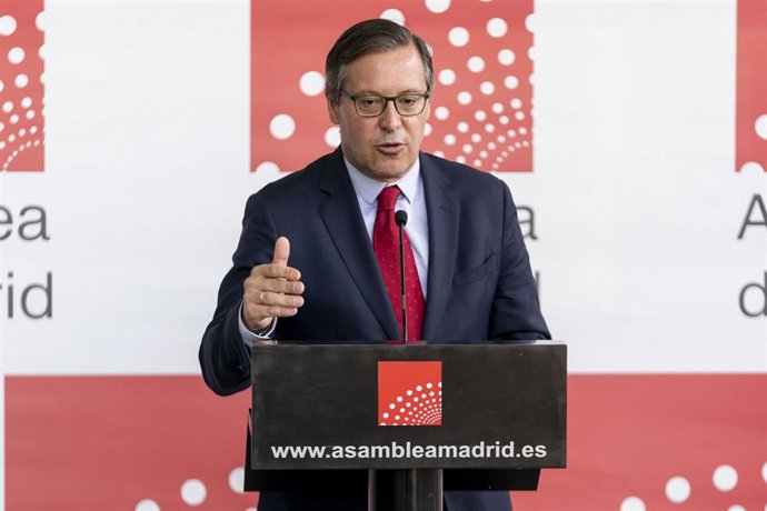 El portavoz del PP en la Asamblea de Madrid, Alfonso Serrano, ofrece una rueda de prensa antes de una sesión de control al Gobierno regional en la Asamblea, a 4 de noviembre de 2021, en Madrid, (España).  El Pleno de la Asamblea de Madrid de este jueves