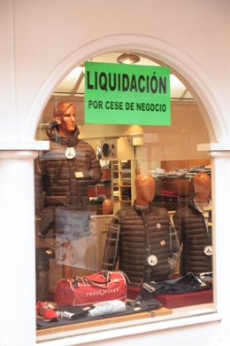 Archivo - Escaparate de un establecimiento en liquidación