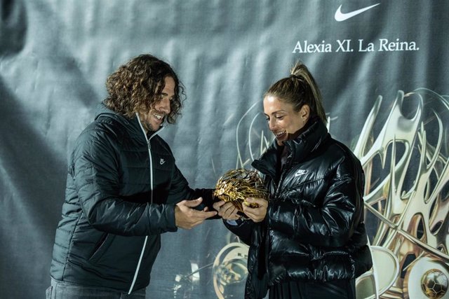 Alexia Putellas of FC Barcelona receives the golden crown after winning the golden ball (Ballon D'or) from Carles Puyol at Estadi Olimpic Lluis Companys on December 02, 2021, in Barcelona, Spain.