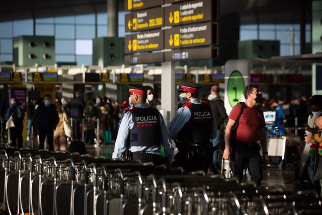 Dos agentes de los Mossos d'Esquadra en el aeropuerto de El Prat en Barcelona, Cataluña (España). 