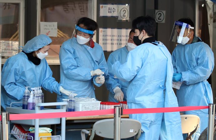Archivo - 24 October 2021, South Korea, Seoul: Health workers make preparations to conduct COVID-19 tests at a testing site near Seoul Station in central Seoul. South Korea records 1,423 new cases of coronavirus and 21 deaths in the last 24 hours. Photo