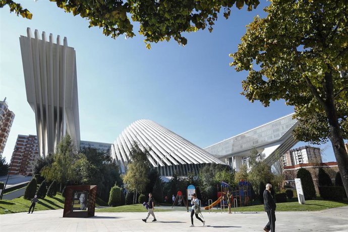 Archivo - Varias personas pasan por el centro comercial de Calatrava, a 19 de octubre de 2021, en Oviedo.