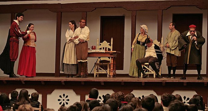 Archivo - Representación teatral en el Corral de Almagro