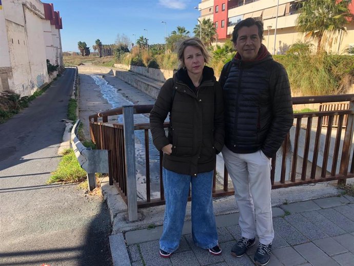 Archivo - La portavoz de IU-Equo en Motril, Inma Omiste, a la izquierda en imagen de archivo