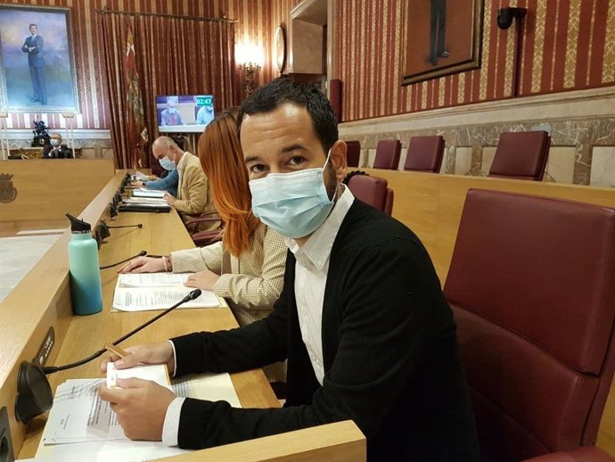 Archivo - El concejal de la coalición IU-Podemos en el Ayuntamiento, Daniel González Rojas.