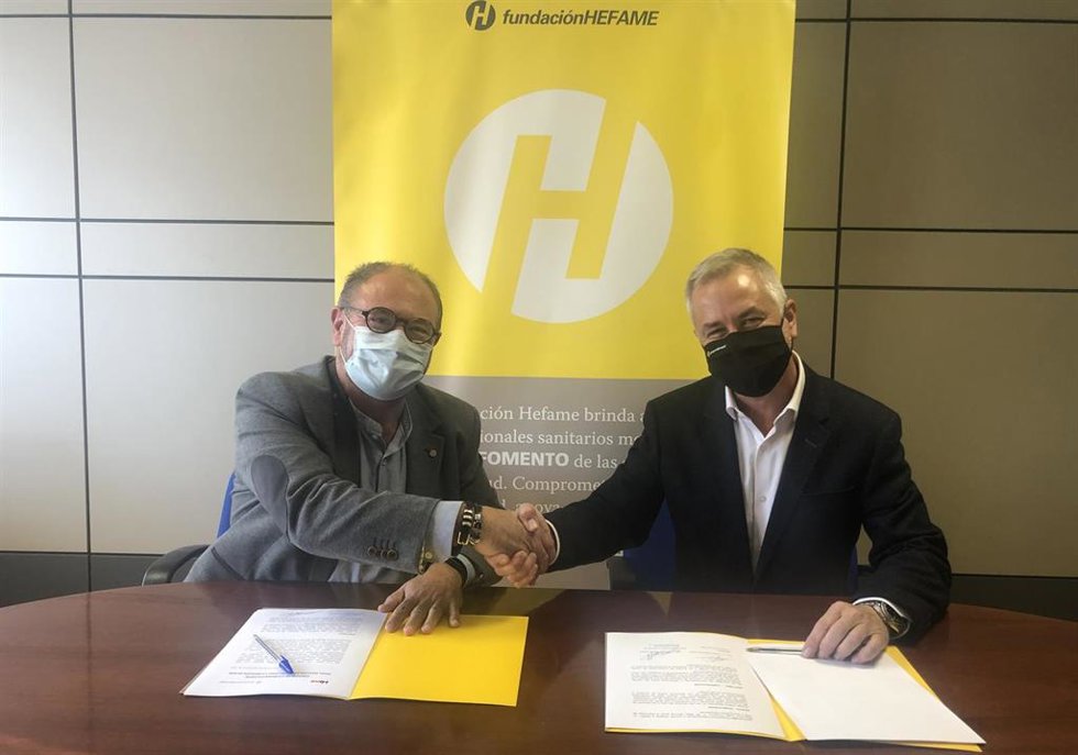 A la izquierda el director del Centro de Día MIMO-La Flota, José Fernández-Rufete, junto al secretario y consejero de Fundación Hefame, Carlos Fernández.
