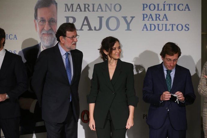 (I-D) El expresidente del Gobierno Mariano Rajoy; la presidenta de la Comunidad de Madrid, Isabel Díaz Ayuso, y el alcalde de Madrid y portavoz nacional del PP, José Luis Martínez-Almeida, posan durante la presentación del libro La política para adulto