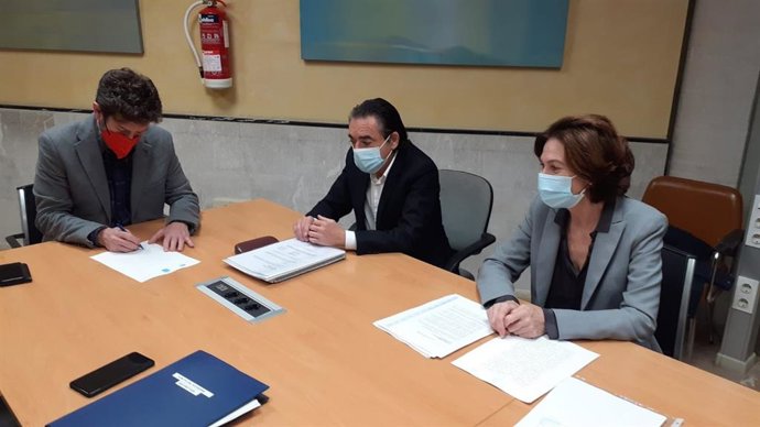 El concejal de Participación Ciudadana y Gobierno Interior del Ayuntamiento de Palma, Alberto Jarabo, formaliza la compra del local del casal de barrio de Santa Catalina.