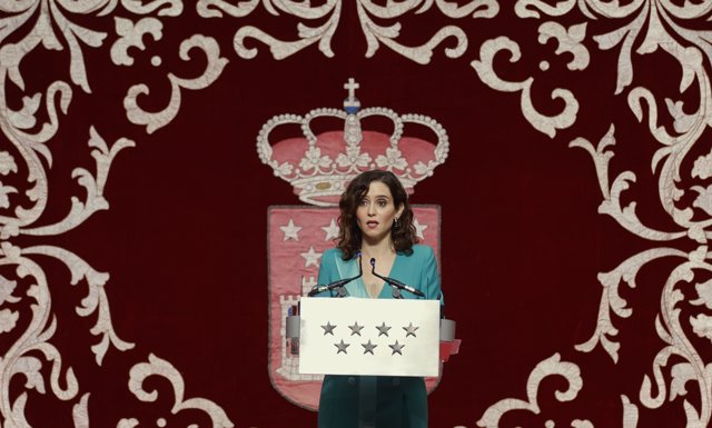 La presidenta de la Comunidad de Madrid, Isabel Díaz Ayuso, preside los actos conmemorativos del 43º aniversario de la Constitución Española, en la Puerta del Sol, a 3 de diciembre de 2021