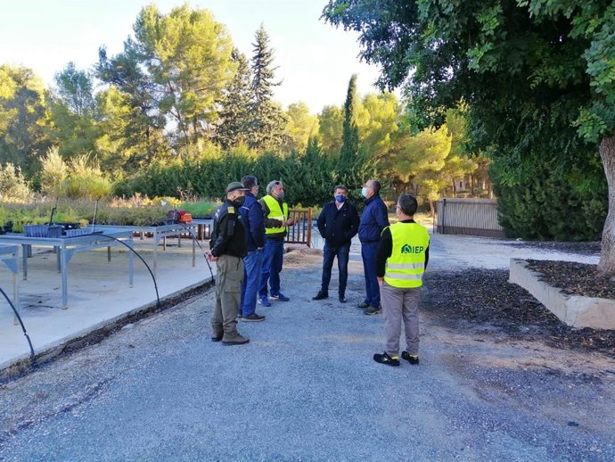 El director general del Medio Natural, Fulgencio Perona, visita el Centro de Conservación de Flora Silvestre de la Comunidad, que cuenta con 3.500 muestras de semillas en su Banco de Germoplasma