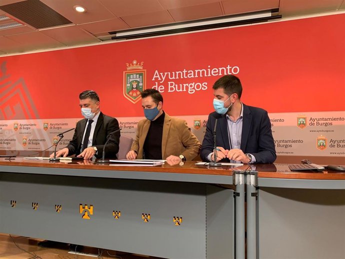 El alcalde (C) junto al vicealcalde y el concejal de Hacienda.