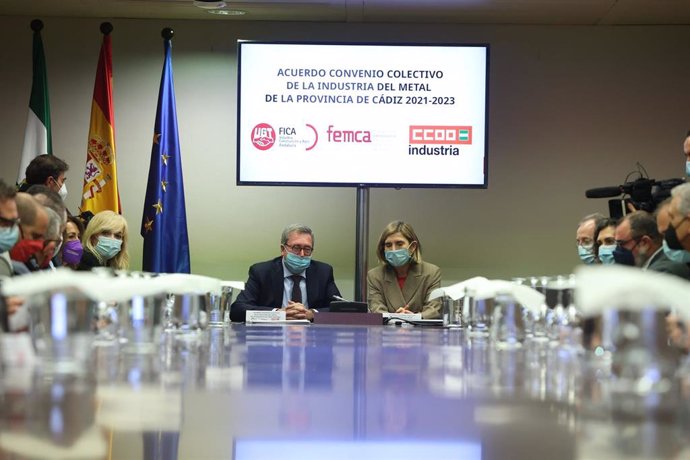 La consejera de Empleo, Formación y Trabajo Autónomo de la Junta de Andalucía, Rocío Blanco, durante la firma del convenio del metal de la provincia de Cádiz.